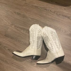 RARE WHITE Justin’s Cowboy Boots  (Size 6, lightly used)